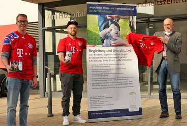 FC Bayern Fanclub Chatten-Power spendete 800 Euro und Trikot mit Autogramm von Philipp Lahm